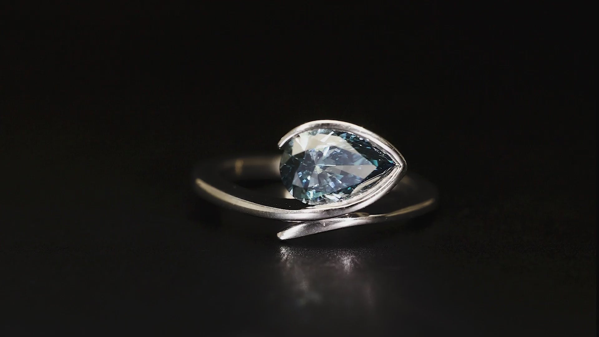 360° View | Vivid Blue Pear Cut Lab Grown Diamond Ring – Solitaire – Half Bezel Twist Setting – Woofora